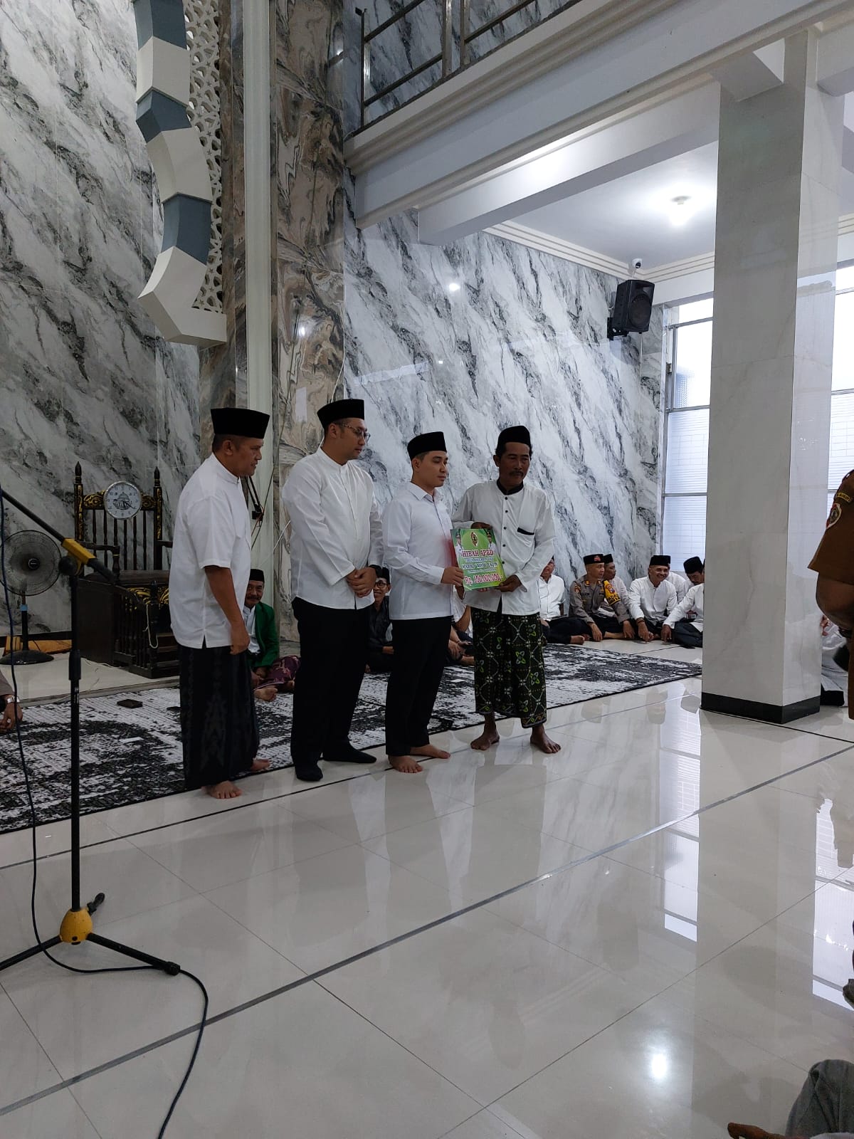 Safari Ramadhan Perdana Dr. H. Muhammad AlBarra, Lc., M,Hum. Serahkan Bantuan Pembangunan Masjid di Desa Madureso Kecamatan Dawarblandong